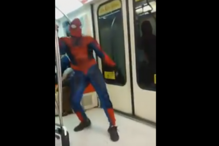 Este hombre araña sorprende en pleno Metro Santiago — Radio Corazón