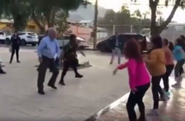 Piñera se detiene en una plaza en Copiapó para bailar ...