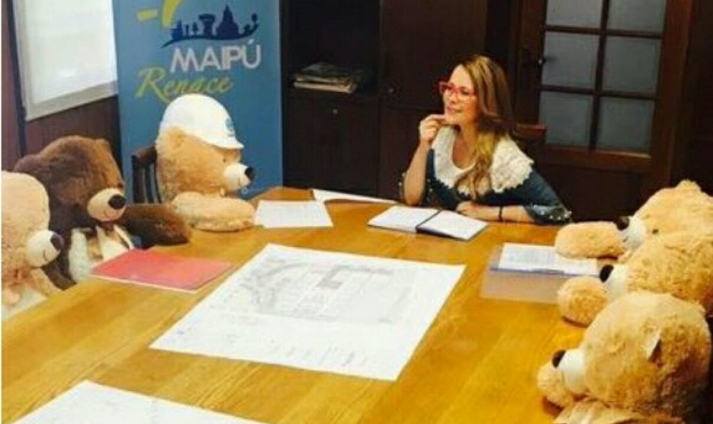 Estudiantes secundarios tiraron osos de peluche a la ...