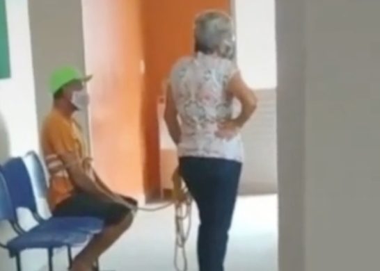 Mujer amarra a su esposo para vacunarse