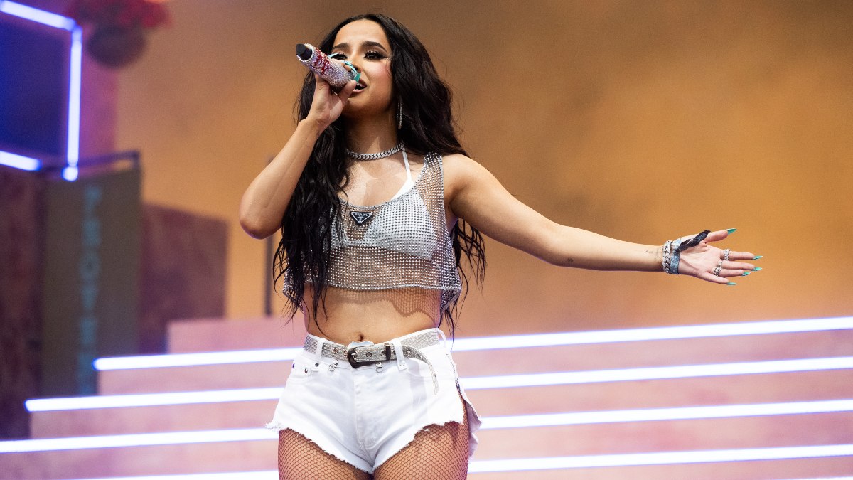 Becky G se luce con el estreno de su nuevo disco "Esquemas" — Radio Corazón