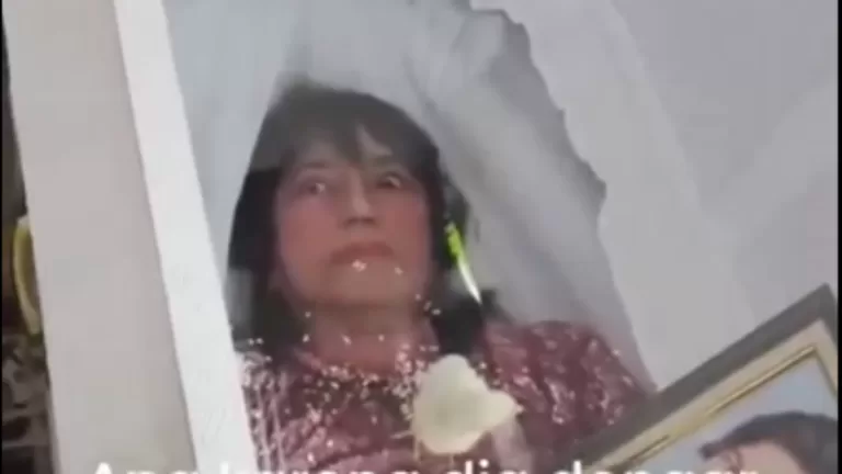 Mujer Abre Los Ojos En Su Funeral